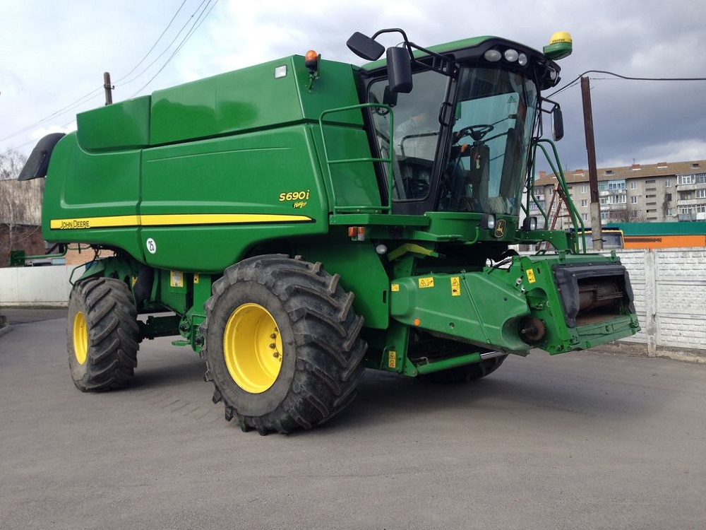 JOHN-DEERE-S690.jpg