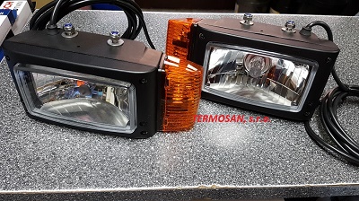 Reflektor hlavný REPR1 so smerovkou JCB pravý